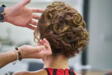 Friseurin bei der Arbeit, Frisur mit Locken.