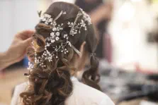 Friseurin bei der Arbeit, Frisur mit Locken.